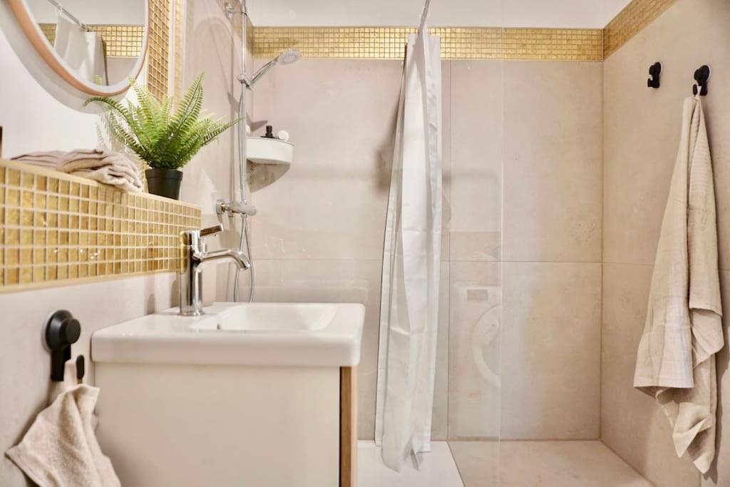 Neu Modernes Apartment In Top Lage, Free Parking Max 1,65M Hoehe Und 1,8M Breite Karlsruhe Bagian luar foto