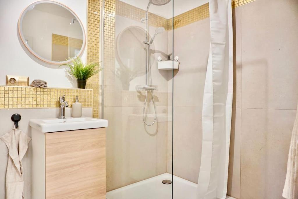 Neu Modernes Apartment In Top Lage, Free Parking Max 1,65M Hoehe Und 1,8M Breite Karlsruhe Bagian luar foto