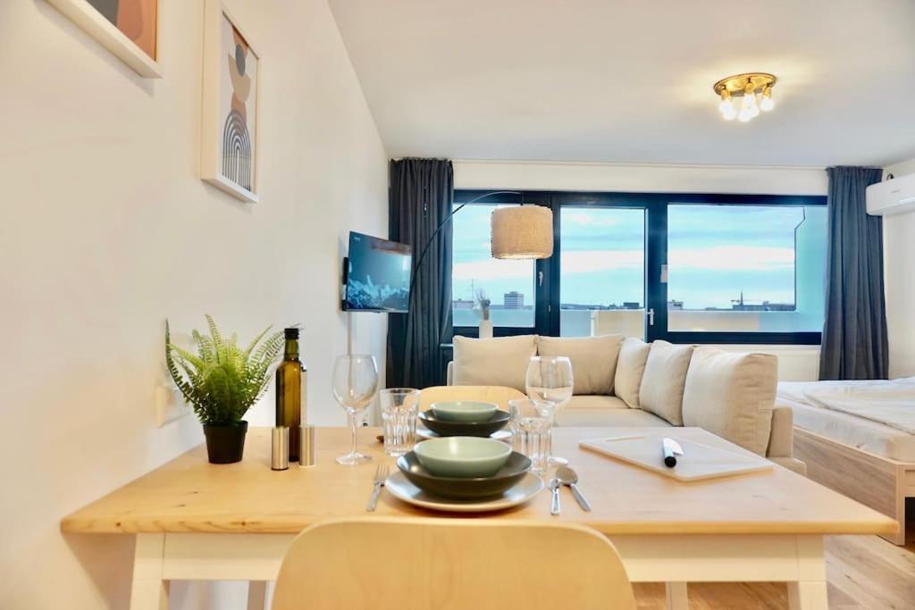 Neu Modernes Apartment In Top Lage, Free Parking Max 1,65M Hoehe Und 1,8M Breite Karlsruhe Bagian luar foto