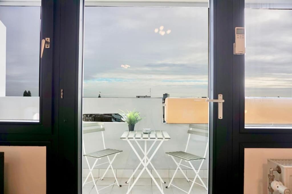 Neu Modernes Apartment In Top Lage, Free Parking Max 1,65M Hoehe Und 1,8M Breite Karlsruhe Bagian luar foto