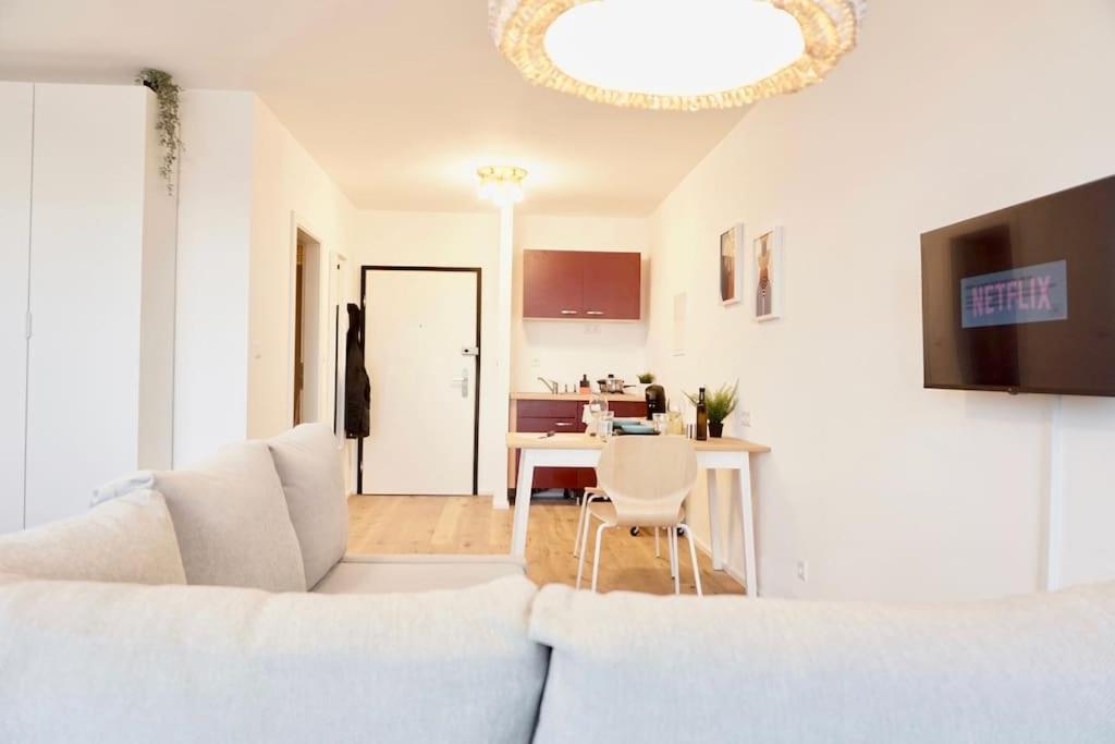 Neu Modernes Apartment In Top Lage, Free Parking Max 1,65M Hoehe Und 1,8M Breite Karlsruhe Bagian luar foto